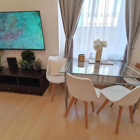 Trendy 2 Room Flat, Next To Corvin Mall Free Huge Garage! Ac,Dishwasher,Washmachine, Smart Tv Budapest Exterior photo