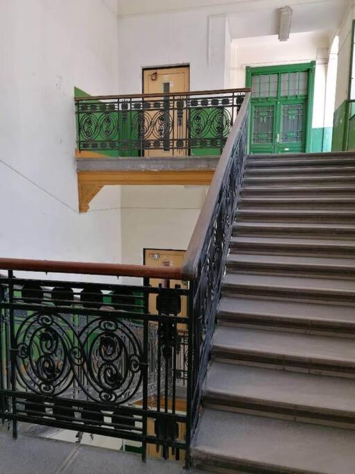 Trendy 2 Room Flat, Next To Corvin Mall Free Huge Garage! Ac,Dishwasher,Washmachine, Smart Tv Budapest Exterior photo