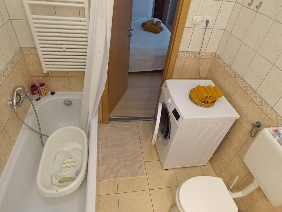 Trendy 2 Room Flat, Next To Corvin Mall Free Huge Garage! Ac,Dishwasher,Washmachine, Smart Tv Budapest Exterior photo