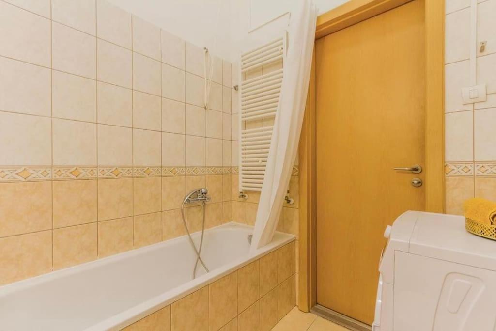 Trendy 2 Room Flat, Next To Corvin Mall Free Huge Garage! Ac,Dishwasher,Washmachine, Smart Tv Budapest Exterior photo