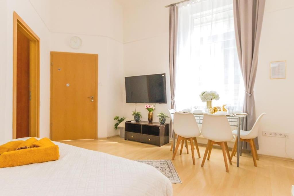 Trendy 2 Room Flat, Next To Corvin Mall Free Huge Garage! Ac,Dishwasher,Washmachine, Smart Tv Budapest Exterior photo