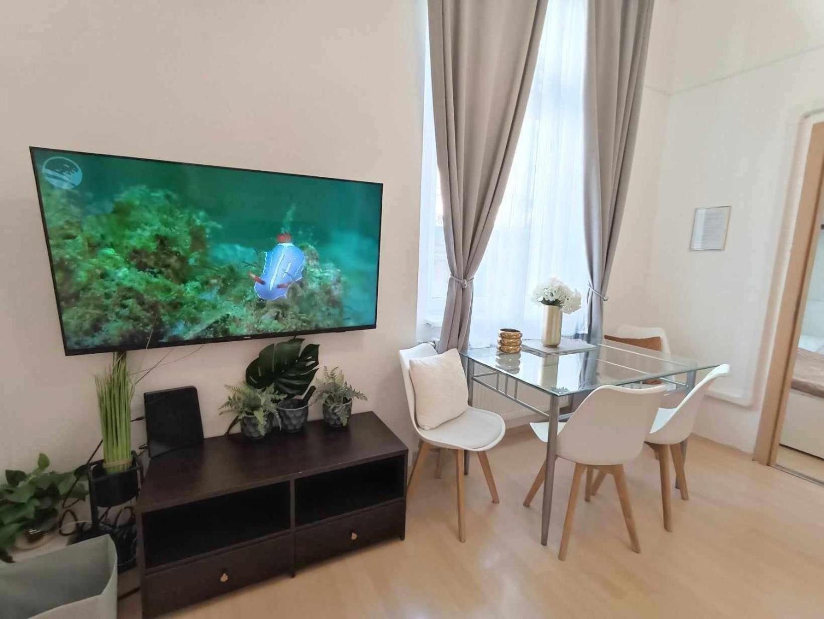 Trendy 2 Room Flat, Next To Corvin Mall Free Huge Garage! Ac,Dishwasher,Washmachine, Smart Tv Budapest Exterior photo
